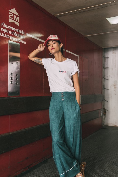 Mannequin prenant la pose dans un ascenseur pour Bubble Mood à Chiang Mai, Thaïlande.