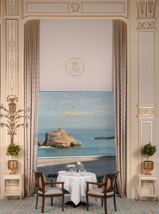 Vue du restaurant de l’Hôtel du Palais à Biarritz pour Hôtel du Palais à Biarritz, France.