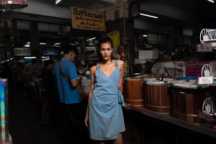 Le mannequin Nin dans un marché de Chiang Mai pour Bubble Mood à Chiang Mai Thaïlande.
